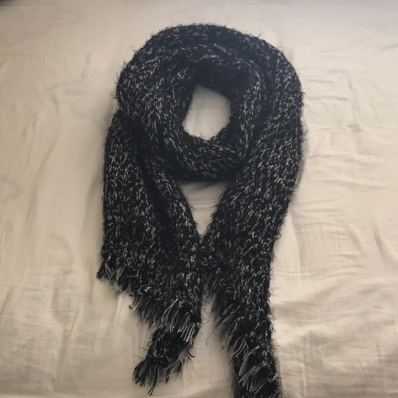 UO Black & White Wrap Scarf - Picture 3 of 4